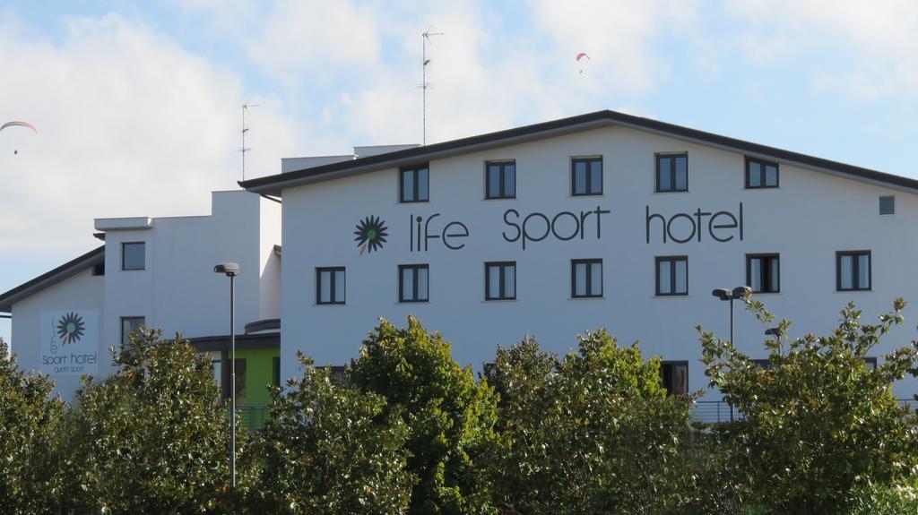 Life Sport Hotel Mentana Bagian luar foto